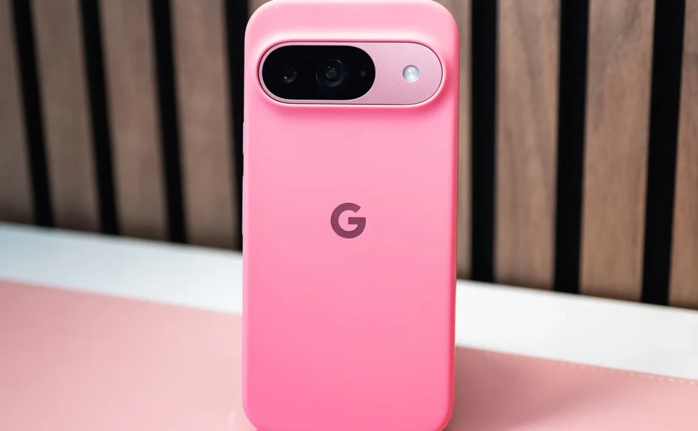 Google-Pixel-9-Official-Case-Reviewer-Photo-SOURCE-Julian-Chokkattu-(no-border).jpg